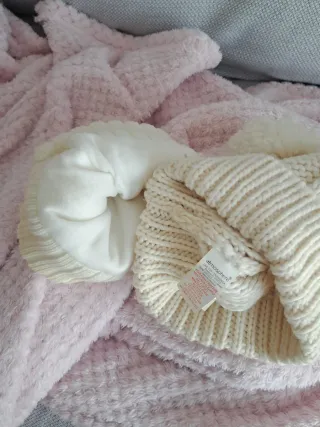 Dos gorros de invierno blancos