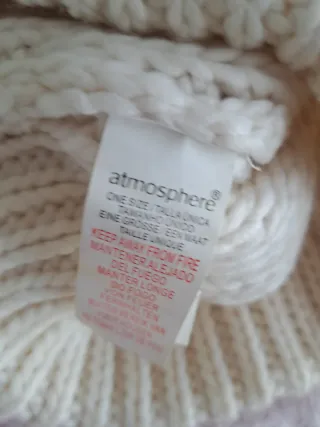 Dos gorros de invierno blancos