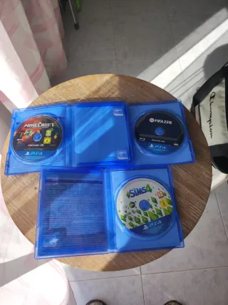 Lote 3 Giochi PS4: Minecraft, FIFA 23, Sims 4