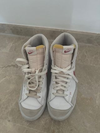 Zapatillas Nike Blancas y Rojas