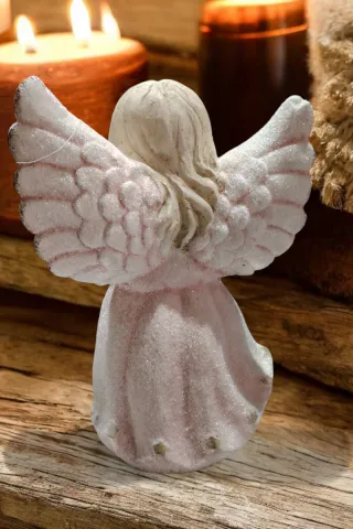 Angelo decorativo in gesso con cuore