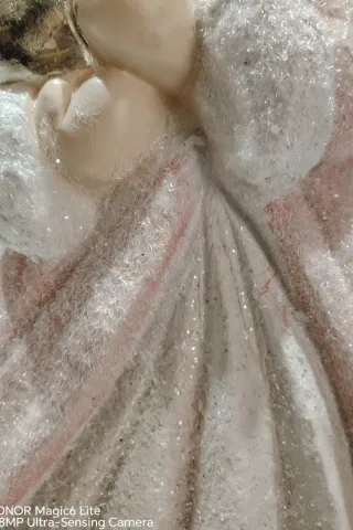 Angelo decorativo in gesso con cuore