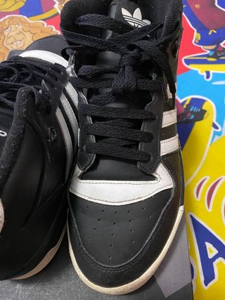 Adidas deportivas altas negras y blancas