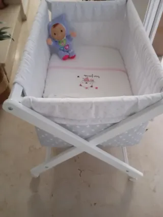 Minicuna con colchón, edredón y almohada