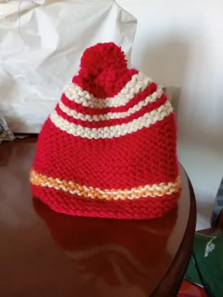 Gorro de lana hecho a mano con pompón, 1,5€