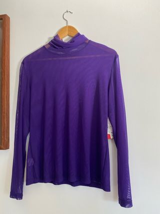 Camiseta morada de cuello alto semitransparente
