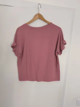 Camiseta rosa con volantes