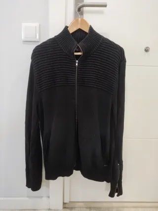 Chaqueta Guess cremallera negra