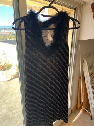 Vestido fiesta negro y dorado con plumas