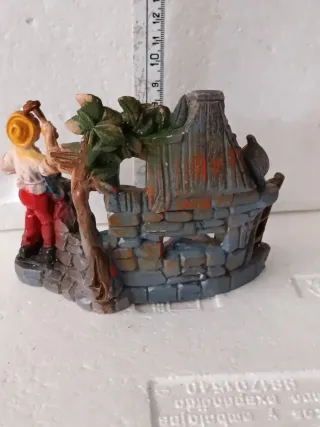 Diorama artigianale con casetta e personaggio