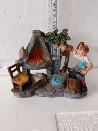 Diorama artigianale con casetta e personaggio