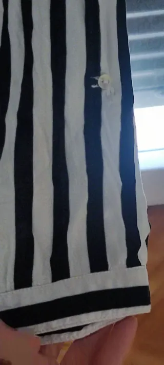 Camisa de rayas blanca y negra