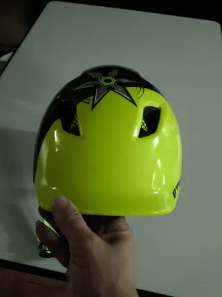 Casco infantil Btwin con diseño de ninja.