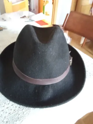 Sombrero de fieltro negro