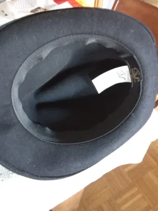 Sombrero de fieltro negro