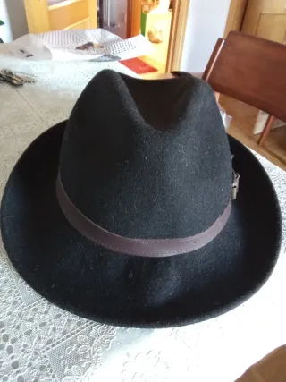Sombrero de fieltro negro