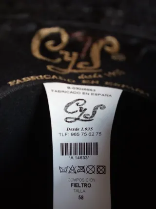 Sombrero de fieltro negro