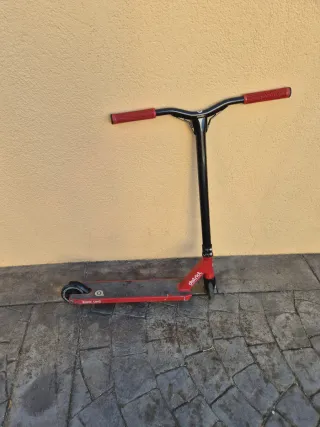 Patinete District Rojo y Negro