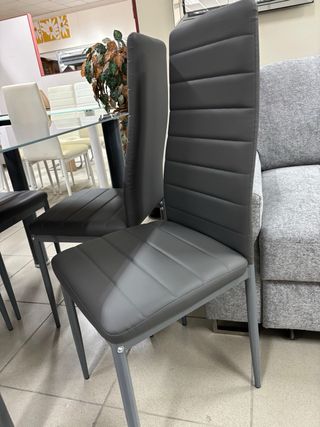 Mesa y 4 sillas disponible en cuatro colores