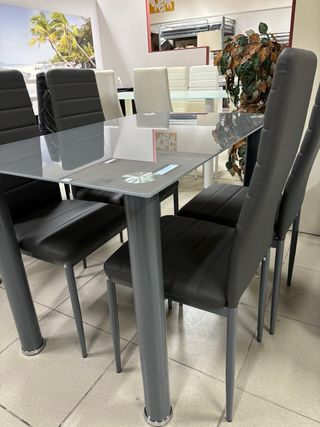 Mesa y 4 sillas disponible en cuatro colores