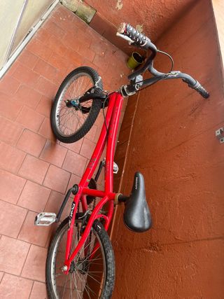 Bicicleta roja para restaurar