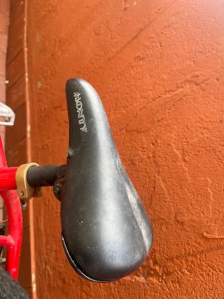 Bicicleta roja para restaurar