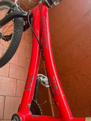 Bicicleta roja para restaurar