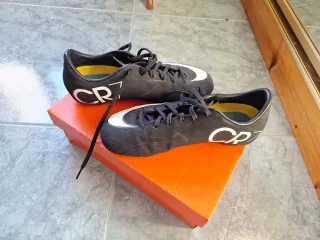 Botas de fútbol Nike negras. Talla 38