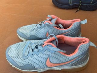 Zapato Nike niña gris y rosa