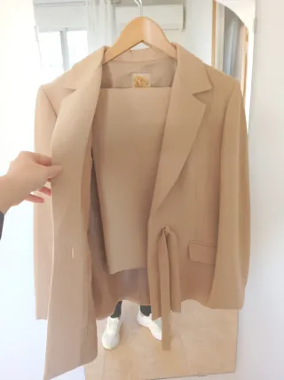 Traje chaqueta y falda camel