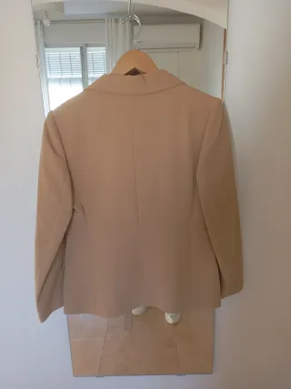 Traje chaqueta y falda camel