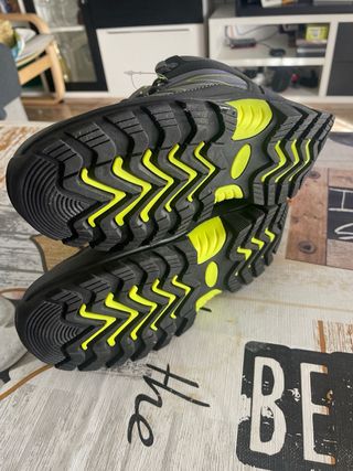 Botas niño grises y verdes talla 34