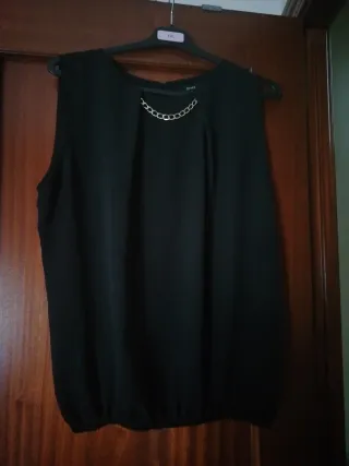 Blusa negra con cadena