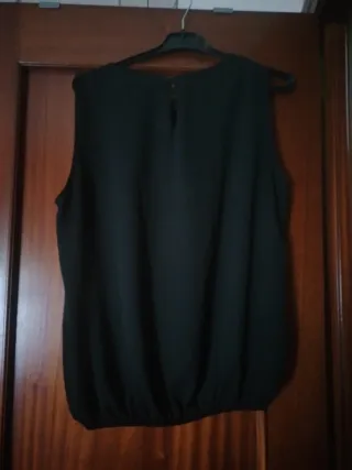 Blusa negra con cadena