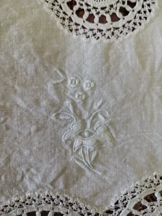 Sábana antigua de hilo con ganchillo