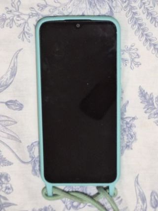 Xiaomi Redmi 9A con custodia a tracolla