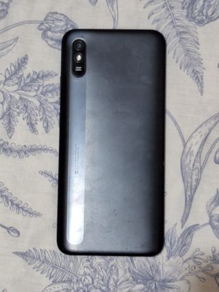 Xiaomi Redmi 9A con custodia a tracolla