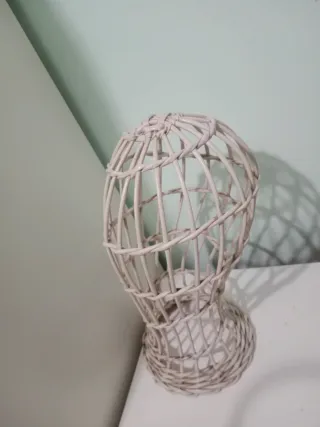 Soporte para pelucas de mimbre