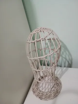 Soporte para pelucas de mimbre