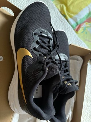 Zapatillas Nike Negras y Doradas