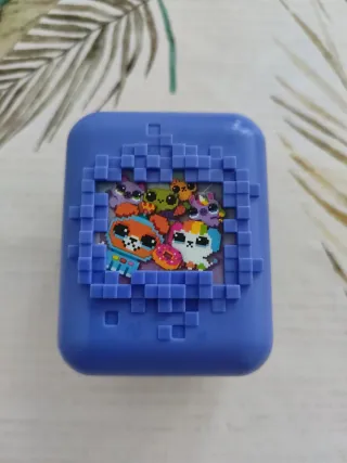 Bitzee Caja Azul Pixelado con Figura