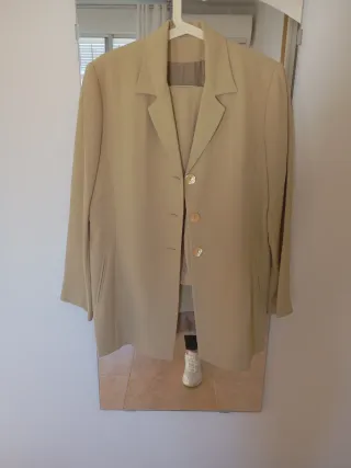 Traje de chaqueta y pantalón beige