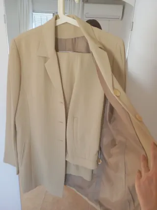 Traje de chaqueta y pantalón beige