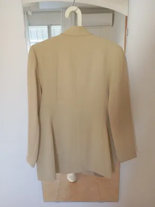Traje de chaqueta y pantalón beige
