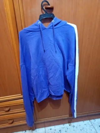 Sudadera con capucha morada y blanca
