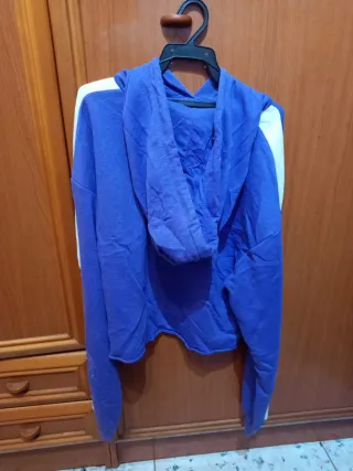 Sudadera con capucha morada y blanca