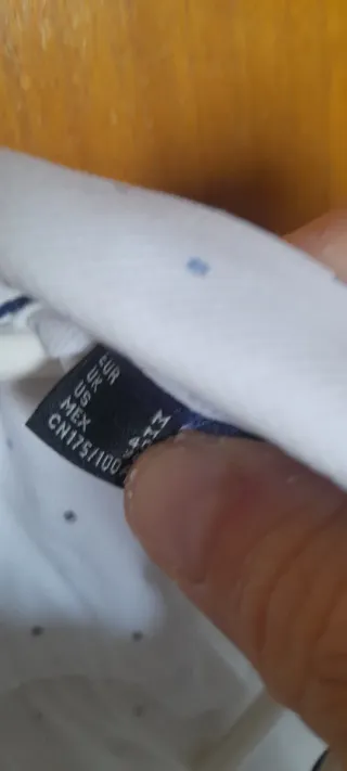 Camisa blanca de manga larga con puntos