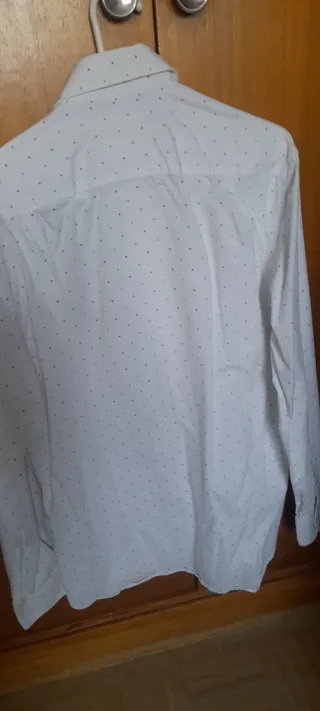 Camisa blanca de manga larga con puntos
