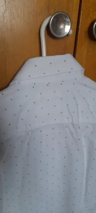 Camisa blanca de manga larga con puntos