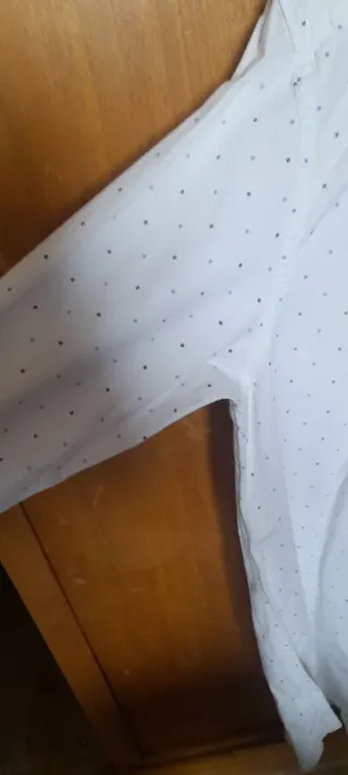 Camisa blanca de manga larga con puntos